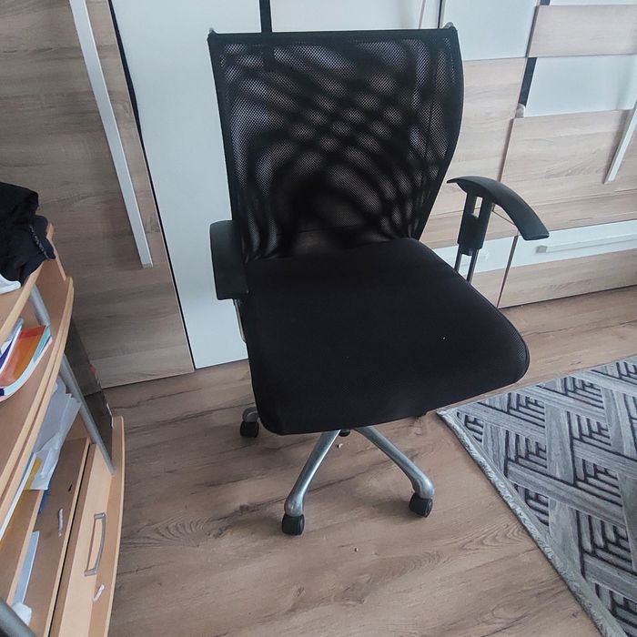 Vând bicicleta de facut sport și scaun de birou