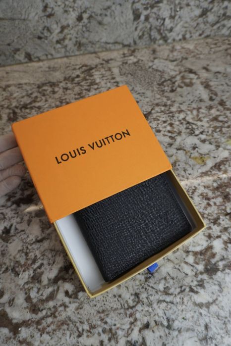Мъжки портфейли Louis Vuitton с кутия.