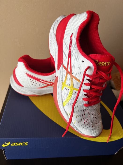 Маратонки Asics,без никакви забележки.Носени са веднъж