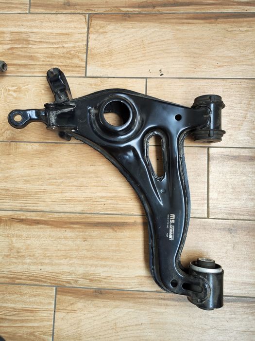 Десен долен носач за W208