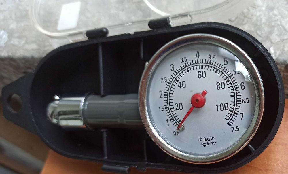 Метален манометър за гуми WERT - за 2 €вро