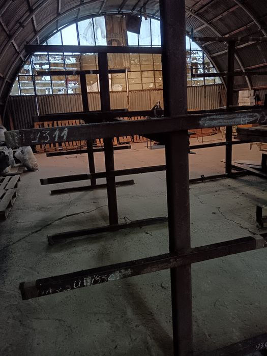 Продавам метални стелажи за склад 3 броя .