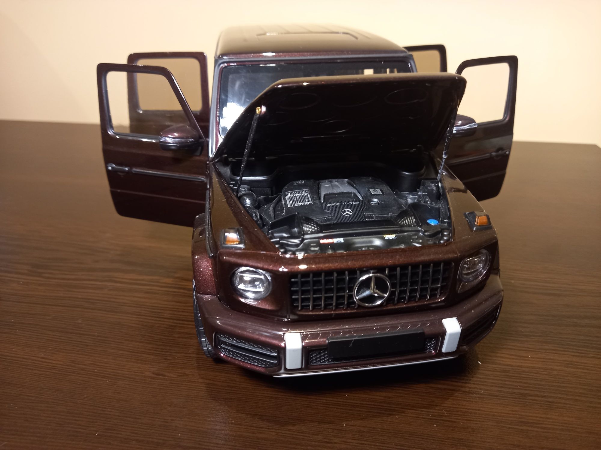 Mercedes g63 amg 1:18 minichamps