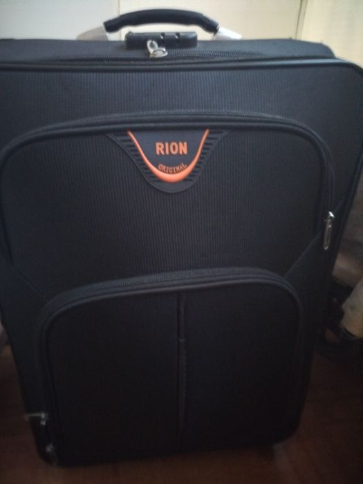 Продам чемодан на колесах. 15000