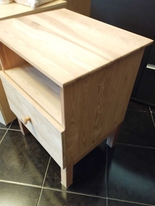 Продавам нощно шкафче, масив