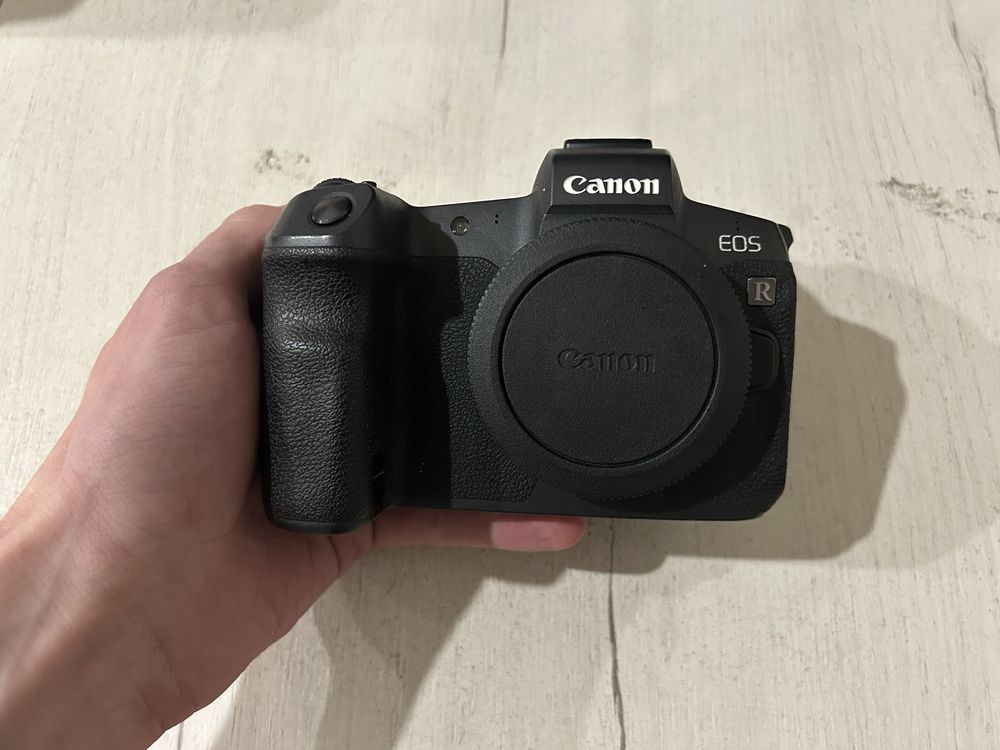 Продам профессиональный фотоаппарат Canon EOS R+нижний охват