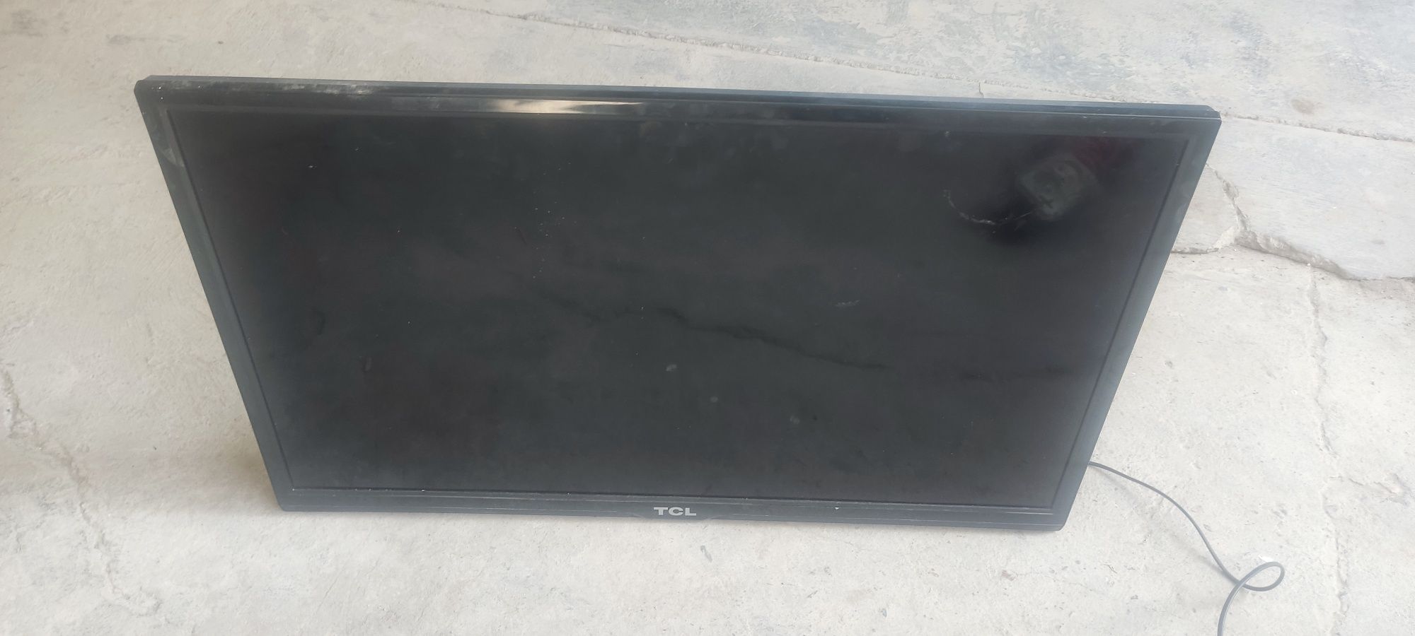 Televizor TCL ekran ketgan