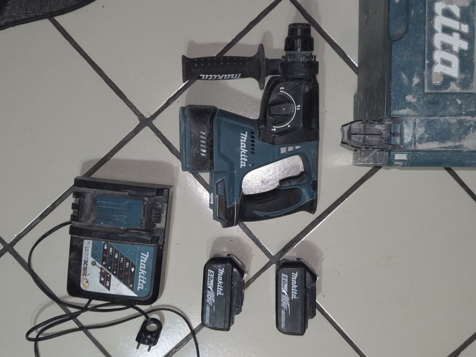 Перфоратор  DHR-242 Makita Две Батерии 5a бирзо заряднои куфар подарък