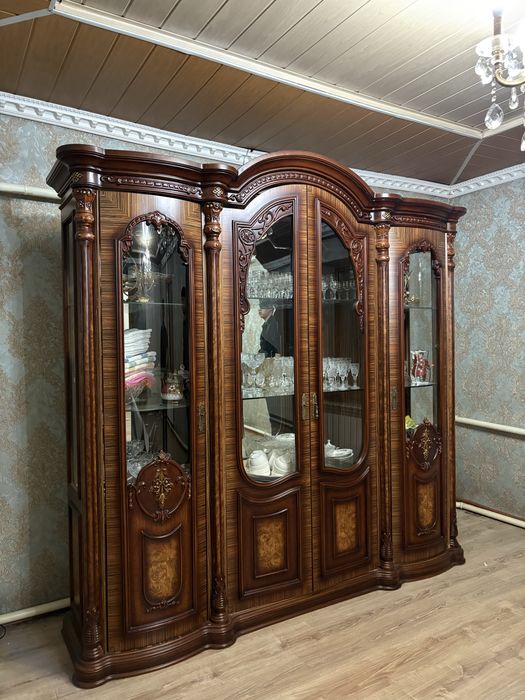 Сервант / Шкаф-витрина в отличном состоянии