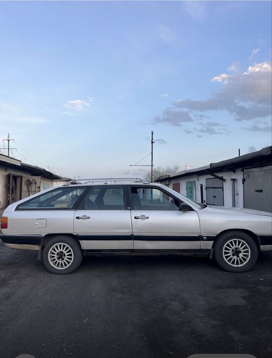 Легковая машина Ауди 100