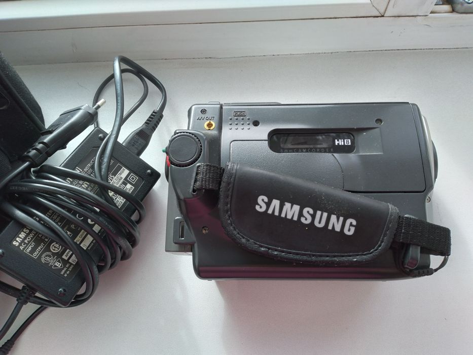 Продам в комплекте видео камеру SAMSUNG