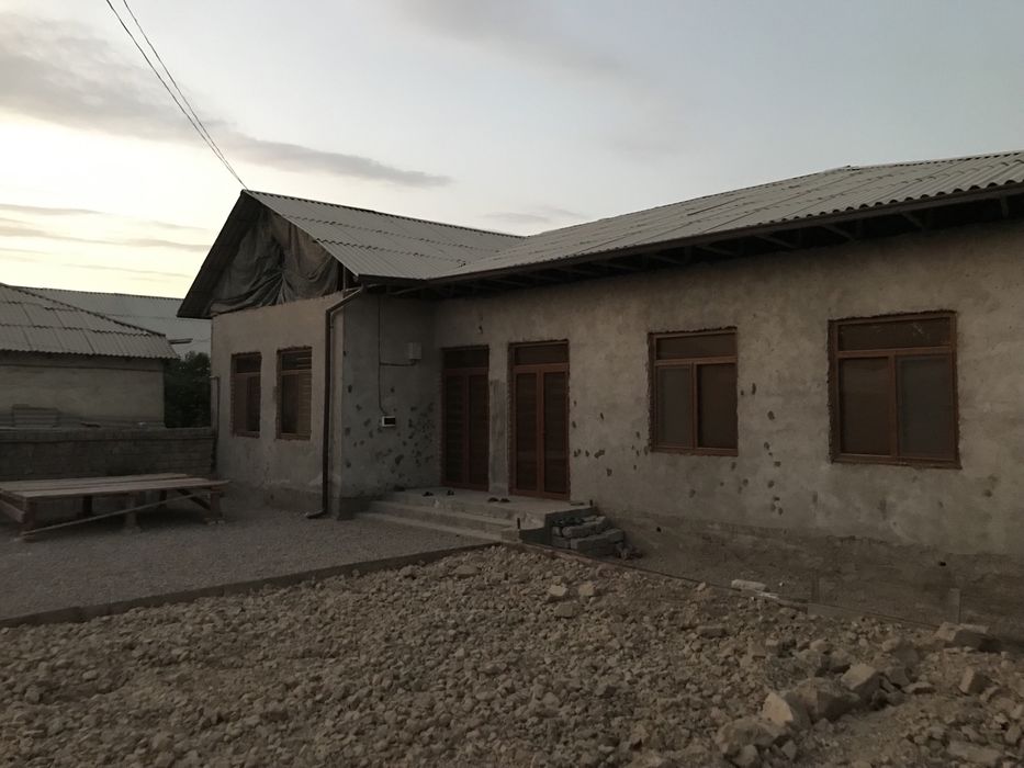 Янги қурилган 5 хонали 6 сотихли ҳовли уй сотилади.