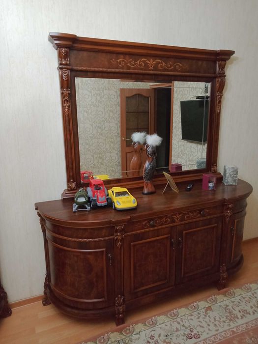 сервант горка с комодом.