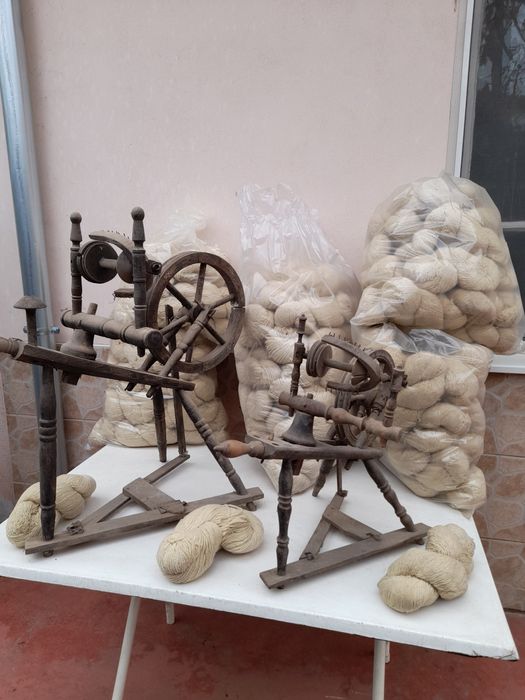 Vând lână toarsă un fir și două răsucite