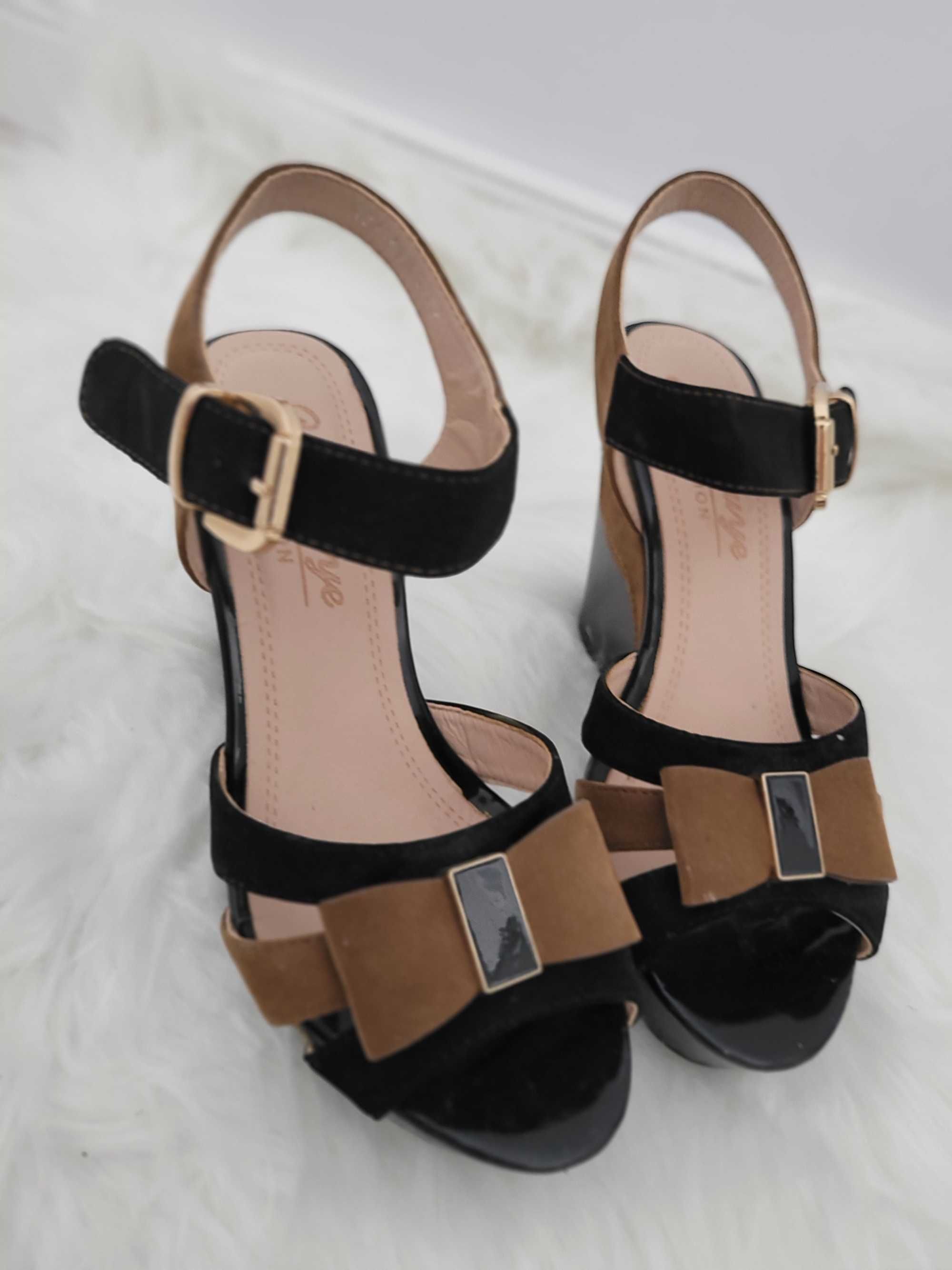 Sandale cu platforma