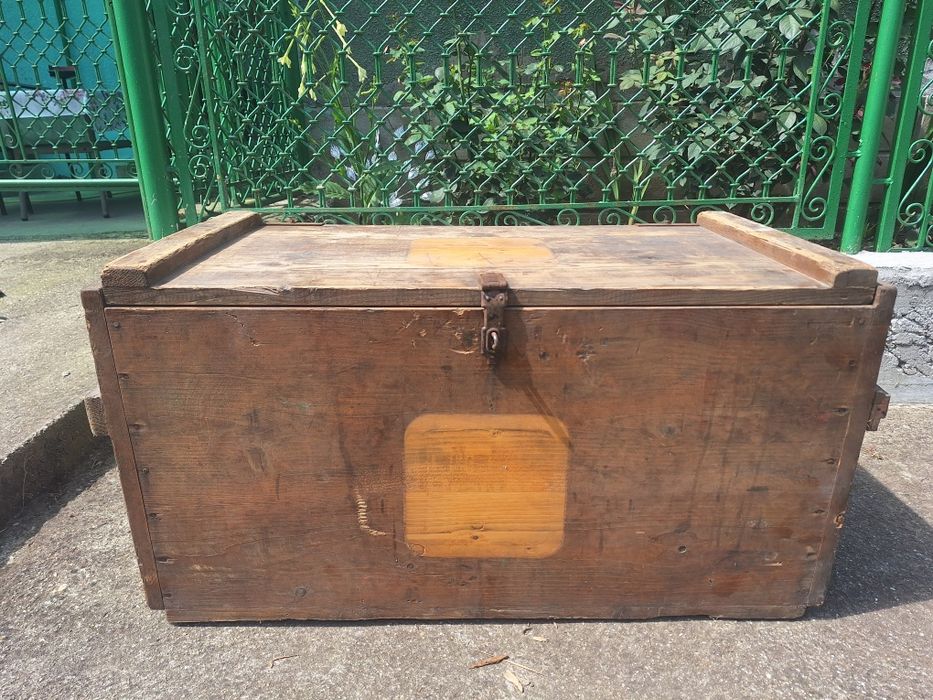 Ladă veche din lemn cu 63 de halbe din sticlă