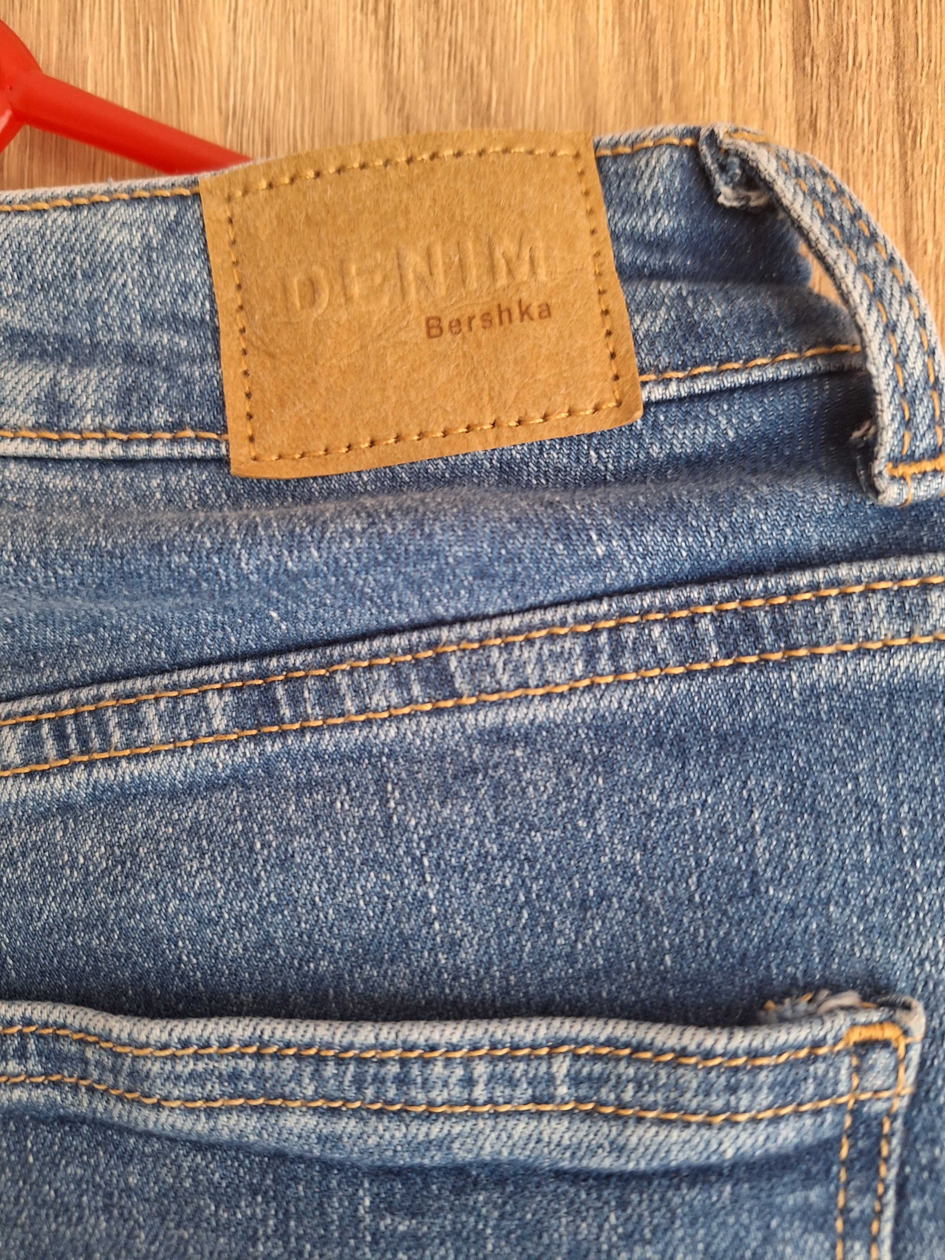 Дънки чарлстон с висока талия  Bershka