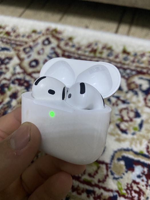Наушник airpods в отличном состояний 100% как оригинал