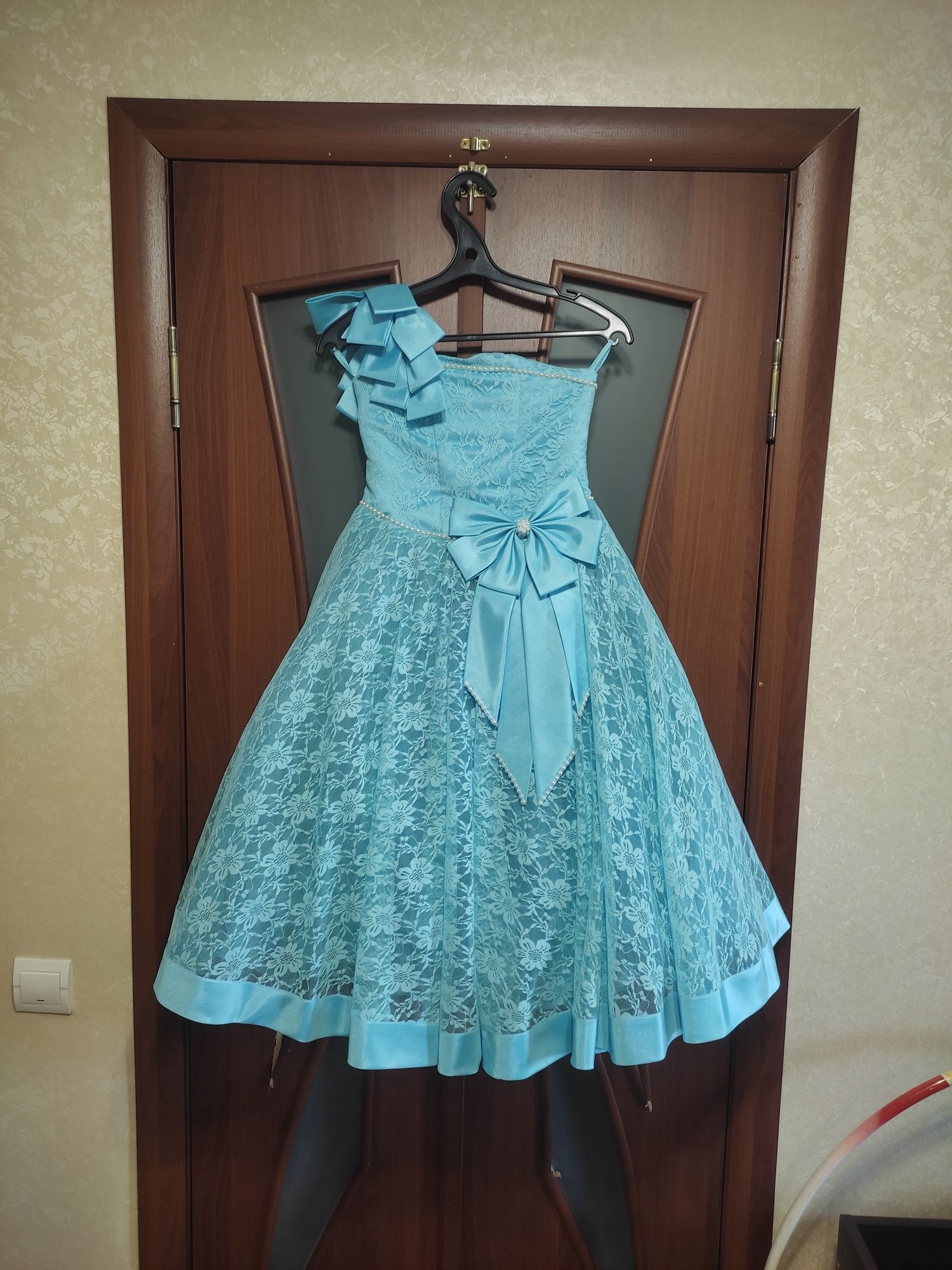 Продам шикарное кружевное платье для девочки 7-9 лет
