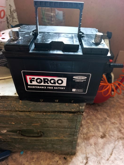 Продам  газовую  плиту стройную,хорошим состояние и  аккумулятор .