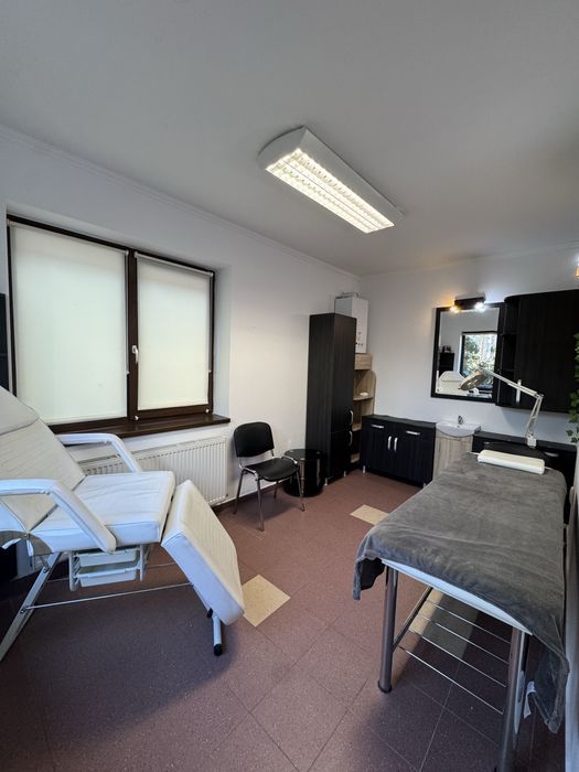 Inchiriez camera cosmetica/make-up/manichiura/pedichiura