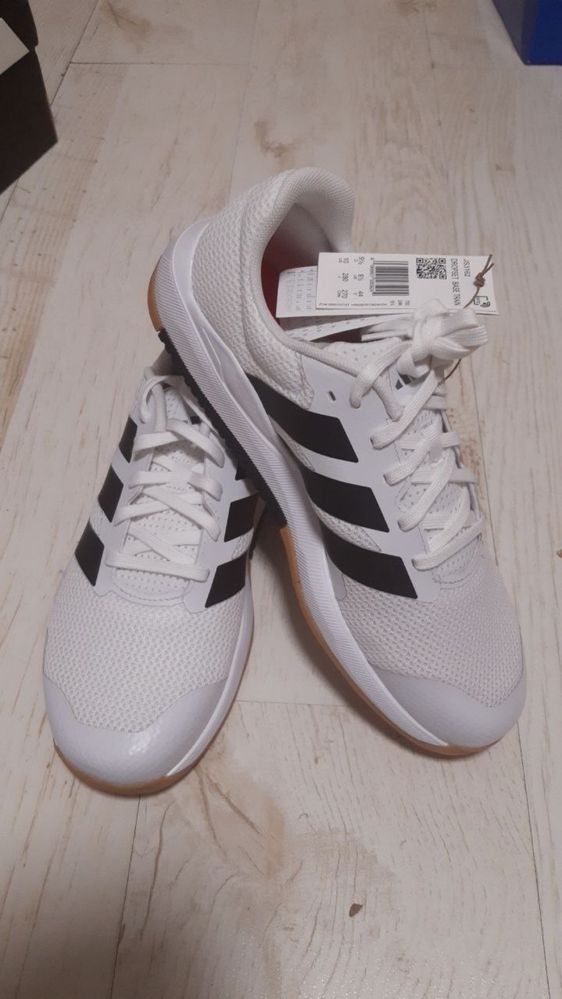 Adidas чисто нови Обувки