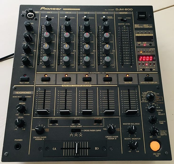 Pioneer djm 600 cu 4 canale