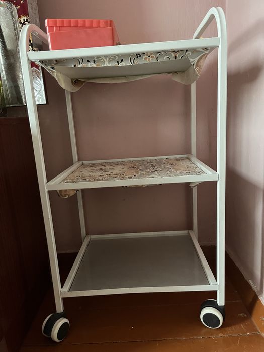 Столик на колесах