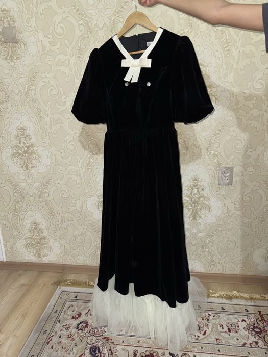 Новое платье. Качество отличное. Теплая