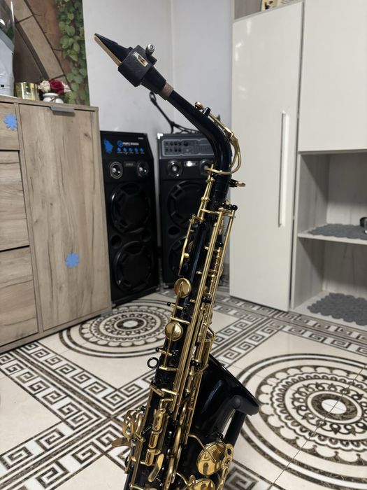 Vand saxafon aproape nou