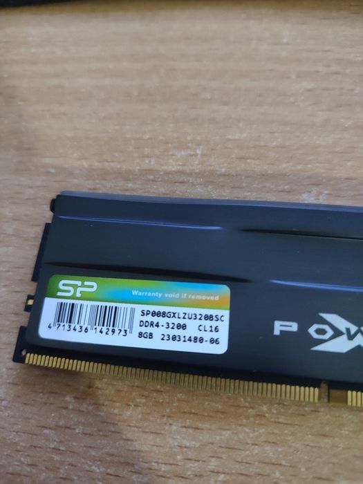Plăcuțe RAM DDR4 16gb ca noi.