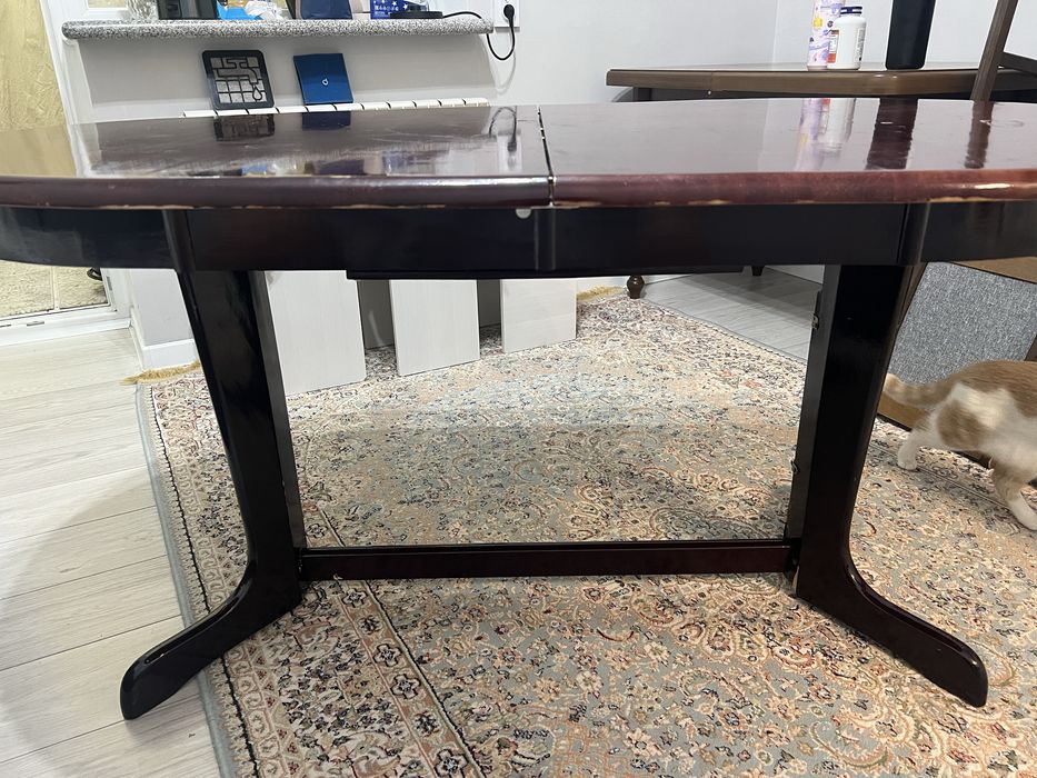 Стол для гостей из хорошего дерево (на реставрацию)