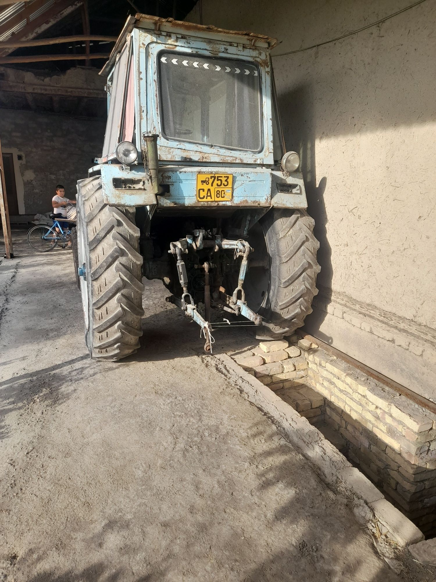 Mtz 80 traktori sotiladi