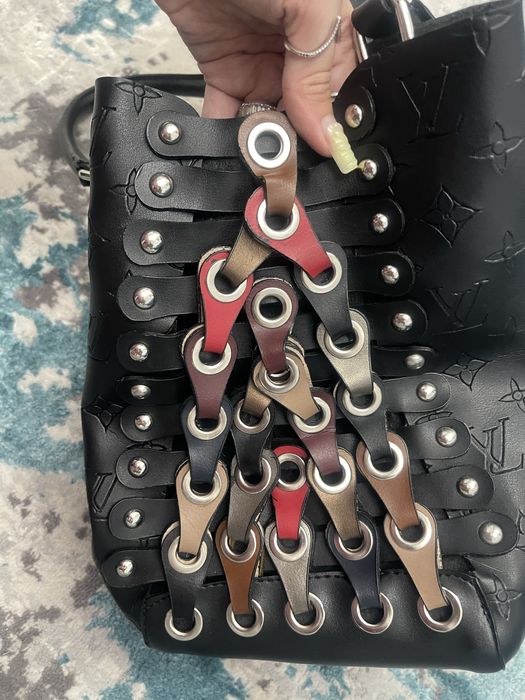 Geanta din piele cu imitatie LV pe ea