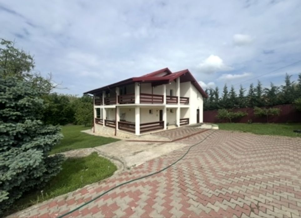 Casa cu curte mare in Barnova