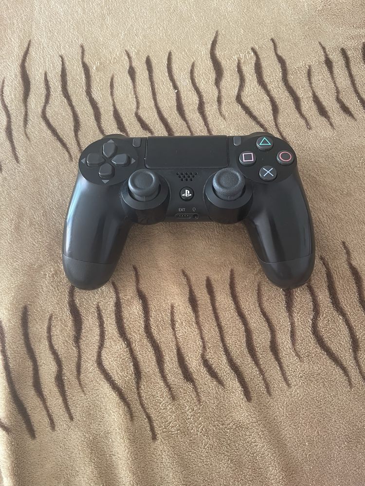 Play station 4 pro cu o maneta