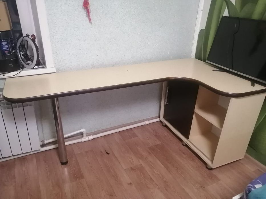 Продам шкаф и стол самовывоз свой дом