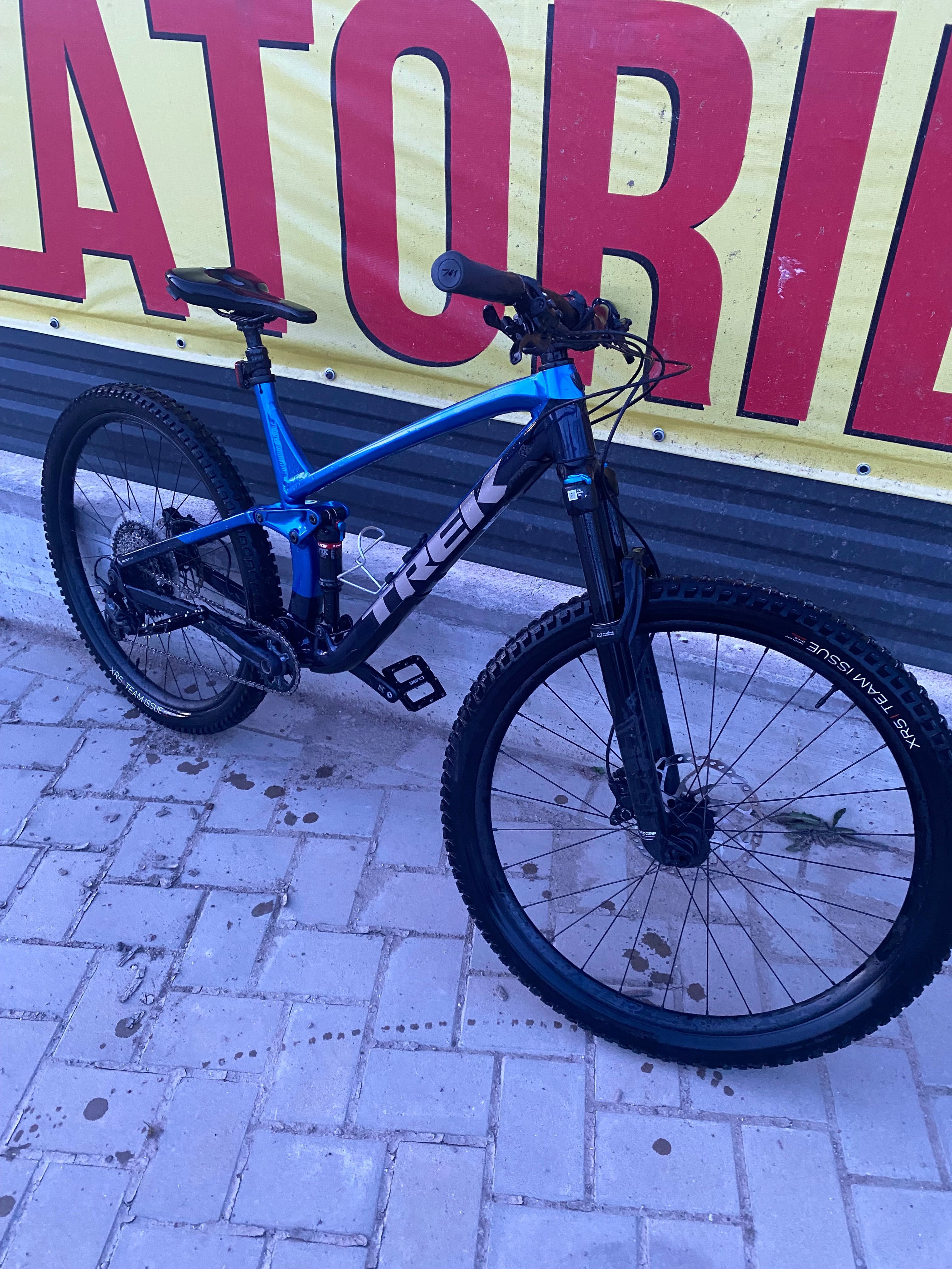 Bicicleta full suspension Trek impecabilă