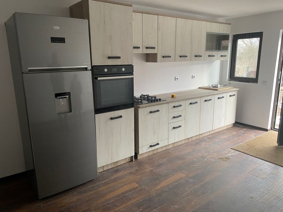 Vând casă /2 bucatarii /2 băi/ teren 3000 m2
