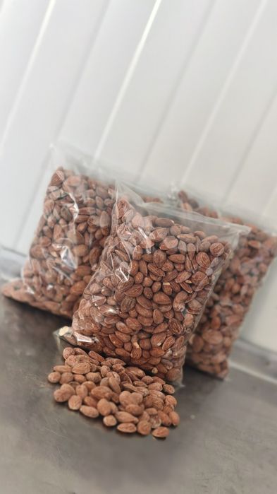 Прясно изпечен български бадем със сол – реколта 2025