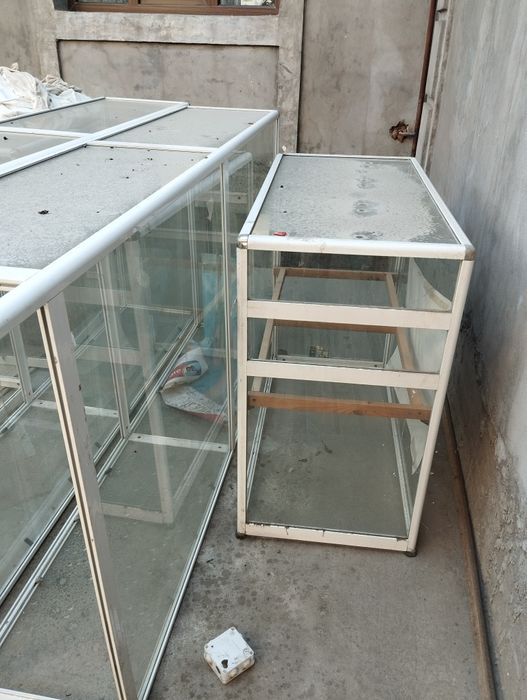 Oynali vitrina.  1 metr eni.