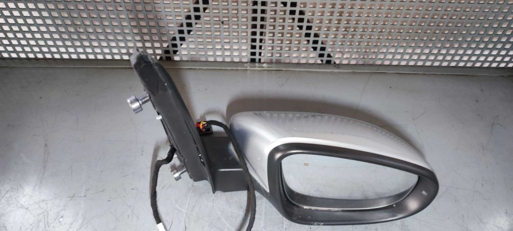 Oglinda dreapta volkswagen vw touran 1T2 1T3 1.9 BLS cod culoare LA7W