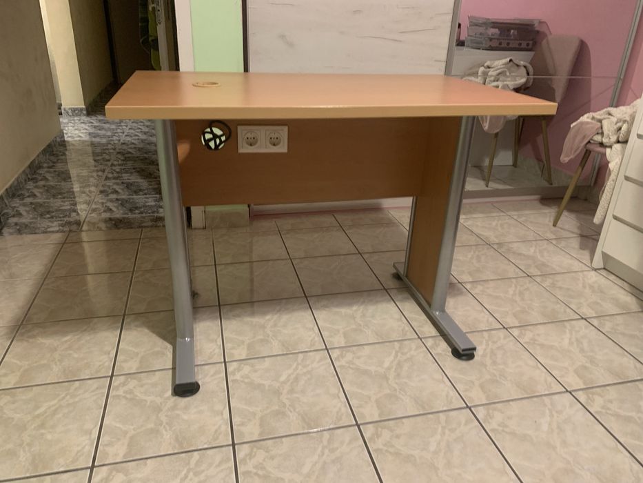 Офис бюро в идеално състояние,почти ново