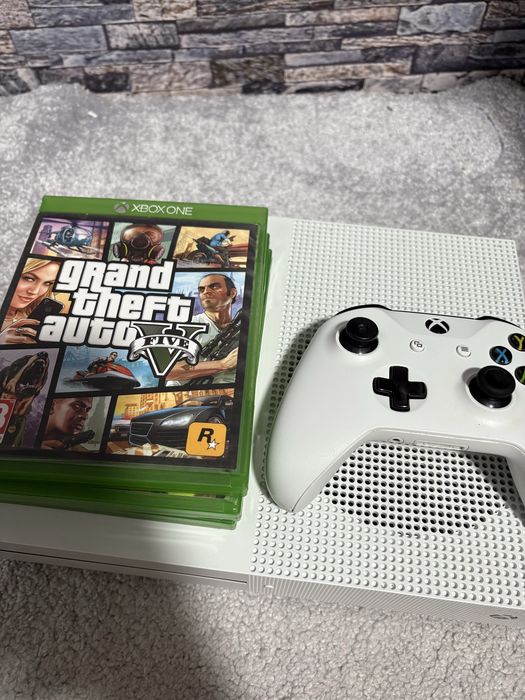 Xbox One S - 1TB + 4 jocuri.