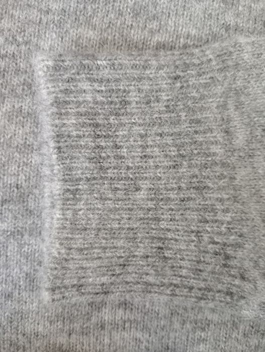 Сив вълнен пуловер