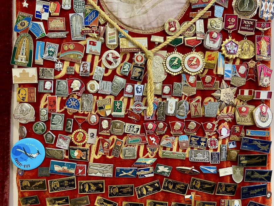 Колекция от съветски значки върху кадифено знаме