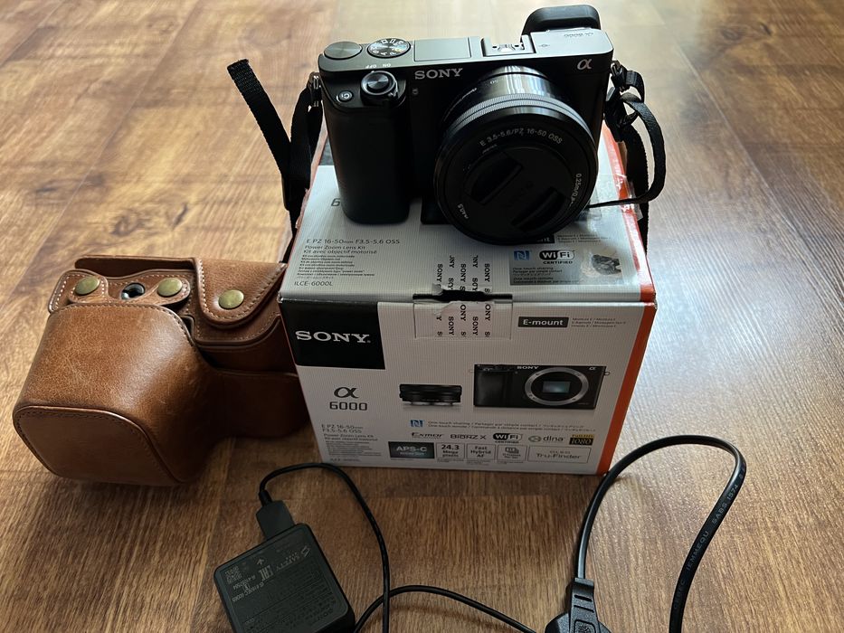 Sony alpha 6000 пълен комплект + оригинален кожен калъф Mega gear