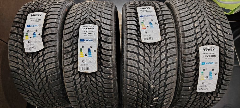 235 40 R19 Nokian snowproof