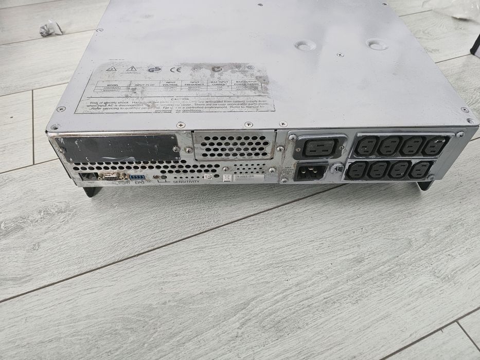Vând UPS APC SUA3000rmi2U, 3000VA, 2700W, 48V