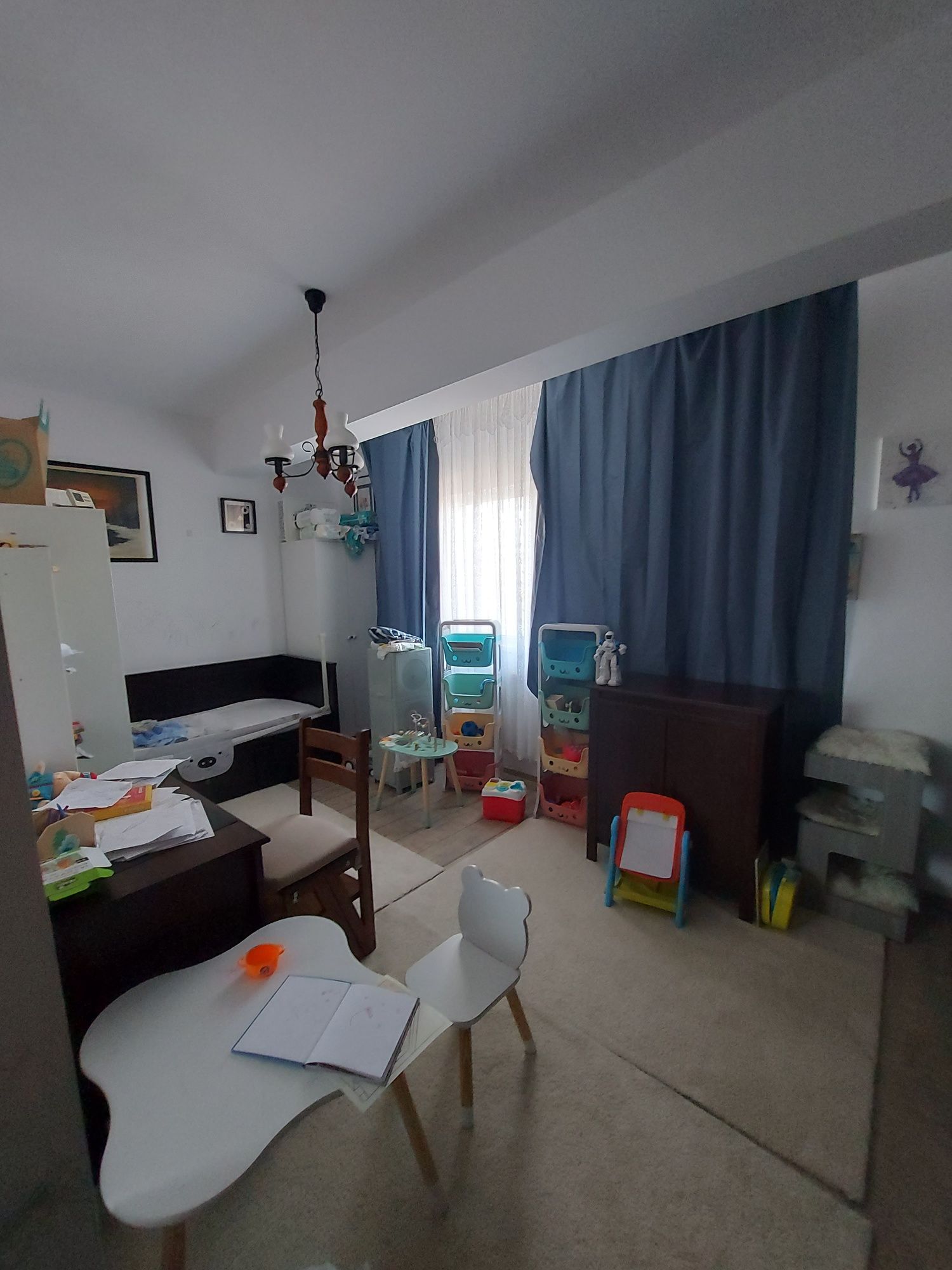 Vând apartament cu pod și loc de parcare